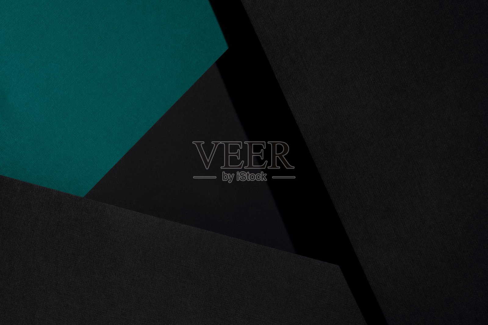 纸的粉彩重叠在蓝绿色和黑色的颜色为背景，横幅，演示模板。照片摄影图片