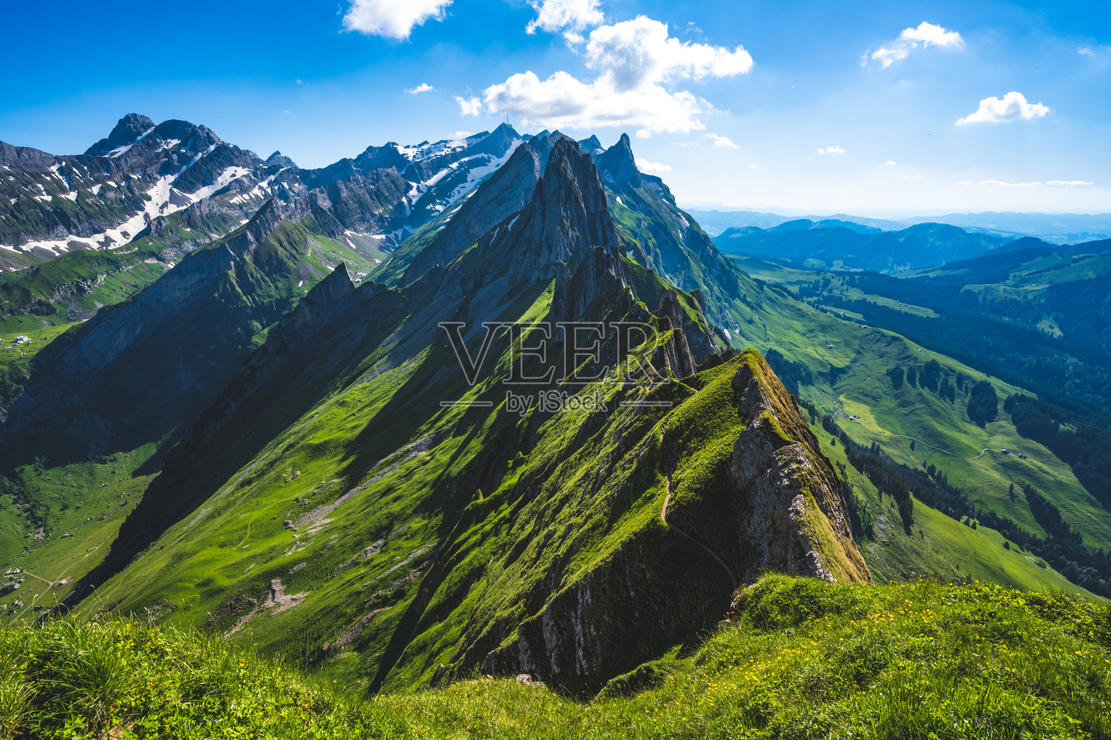 View onto Schäfler altitute path and the Säntis massive照片摄影图片