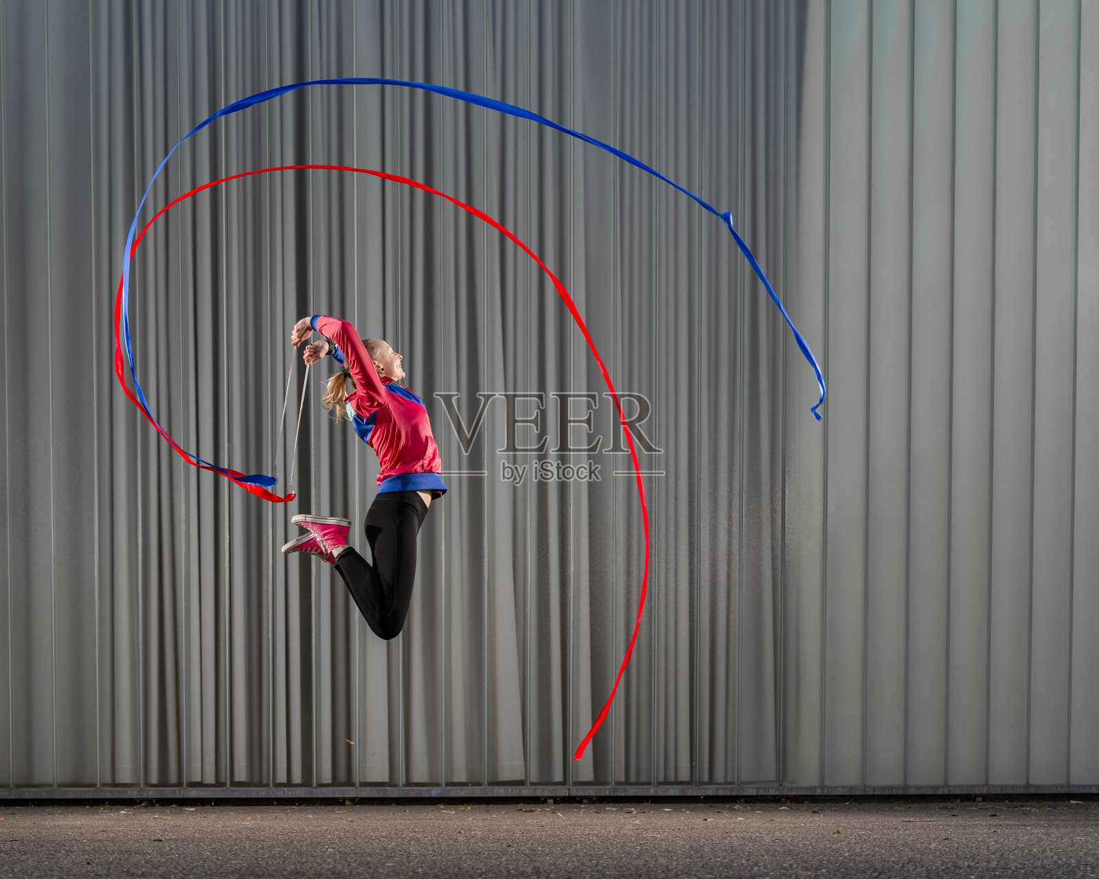 年轻女子跳得很高照片摄影图片