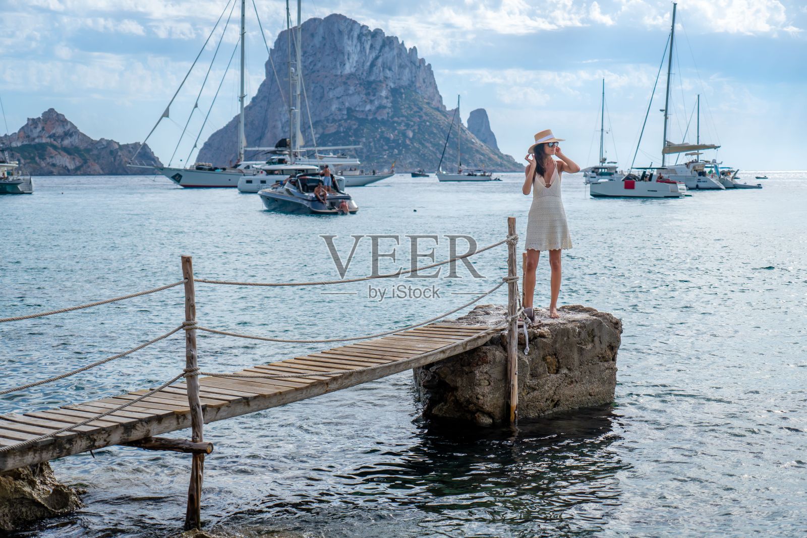 迷人的白人女子站在海上的码头上照片摄影图片