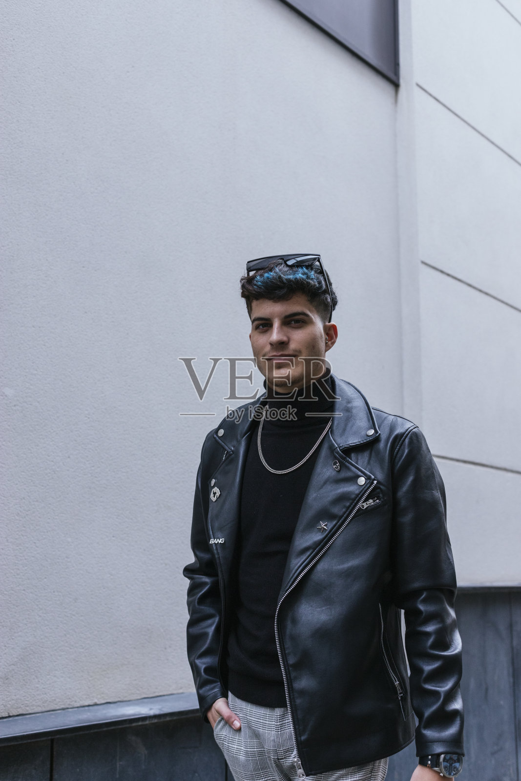 年轻有型，五颜六色的头发，高领毛衣，皮夹克，太阳镜，项链照片摄影图片