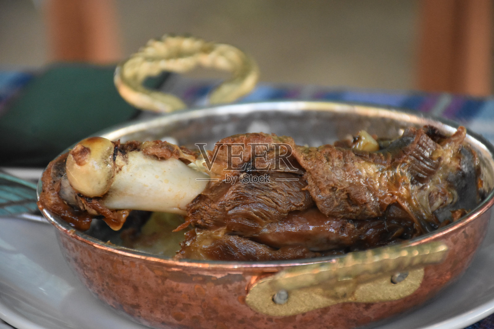 用传统的唐杜里烤制的山羊肉，用平底锅盛着吃。爱琴海群岛的肉类菜肴照片摄影图片