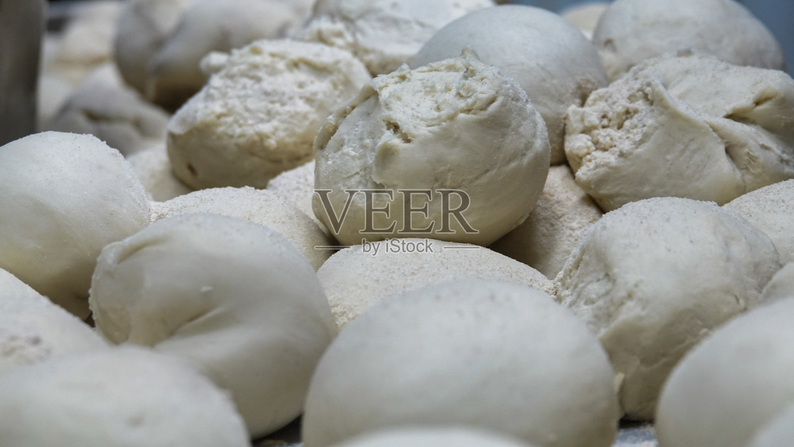 为餐厅烘焙准备的面球。披萨，皮塔饼，生面团照片摄影图片