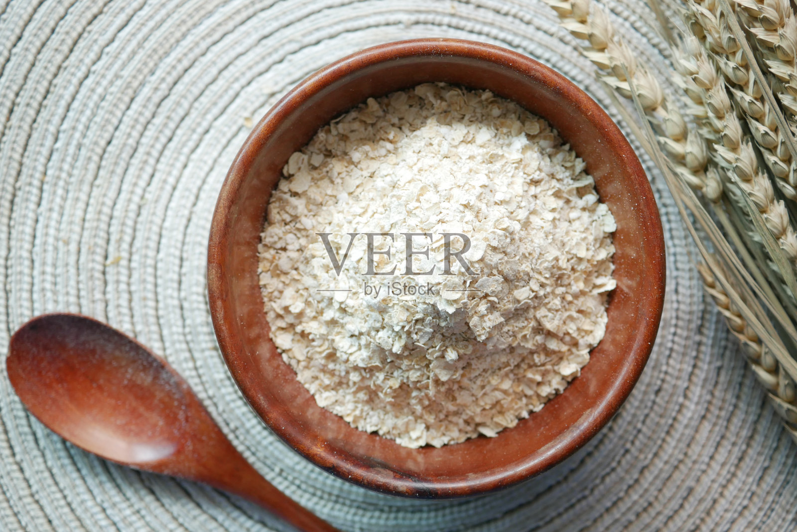 俯视图烤燕麦片在木碗上的桌子照片摄影图片