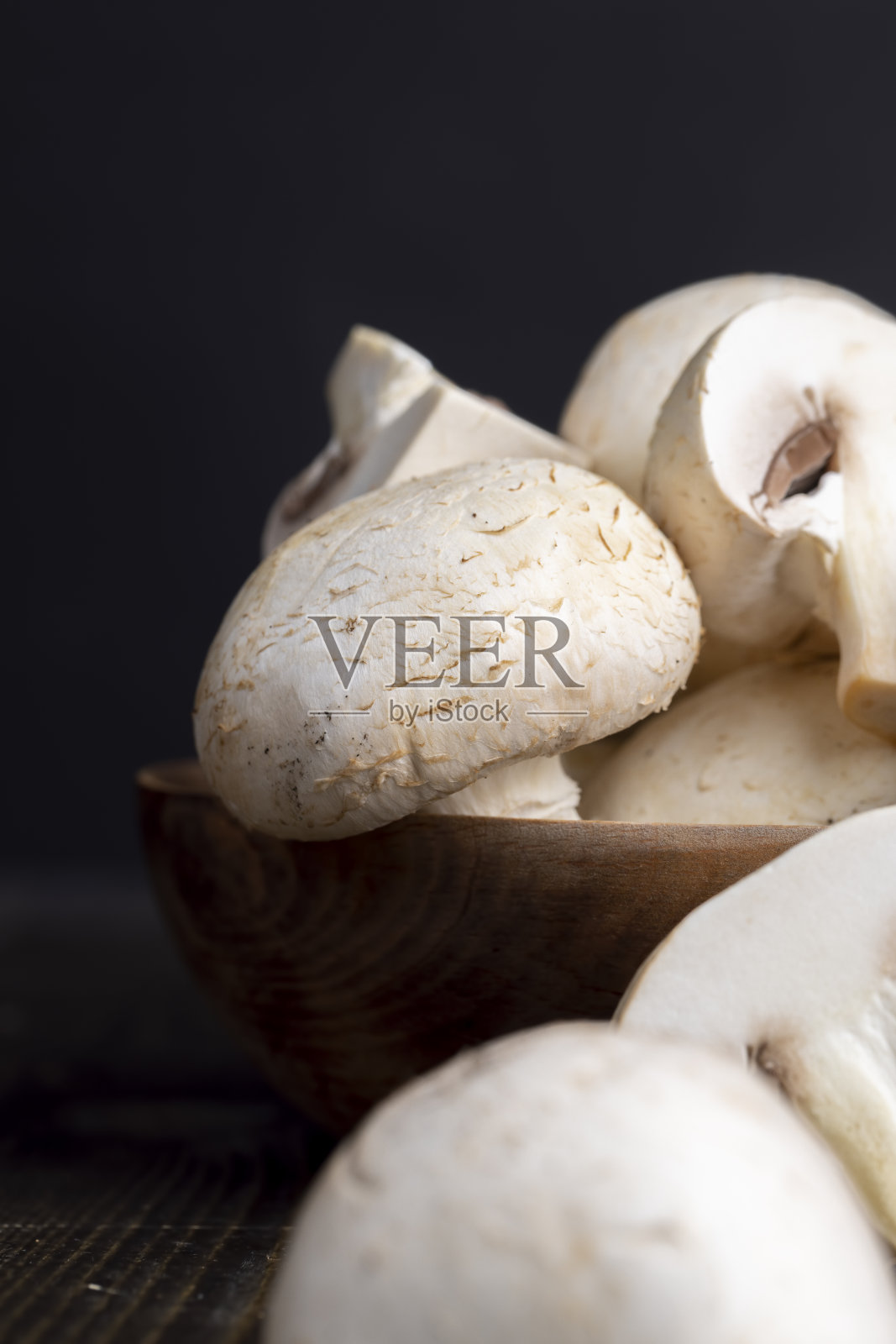 正在做一盘切成片的蘑菇照片摄影图片