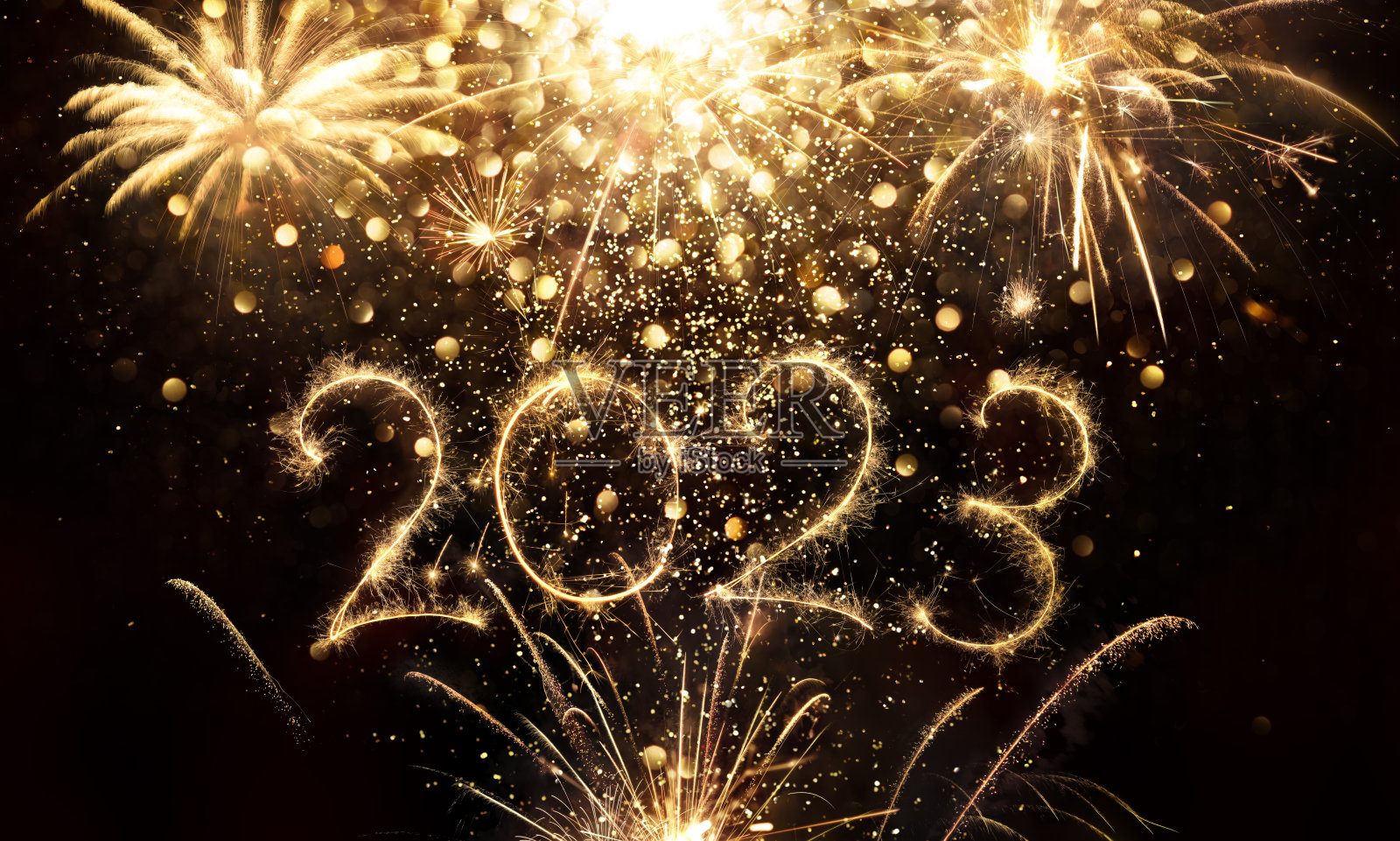 2023年新年庆祝-闪耀在金色数字与黑色的火花和烟花-抽象离焦灯照片摄影图片