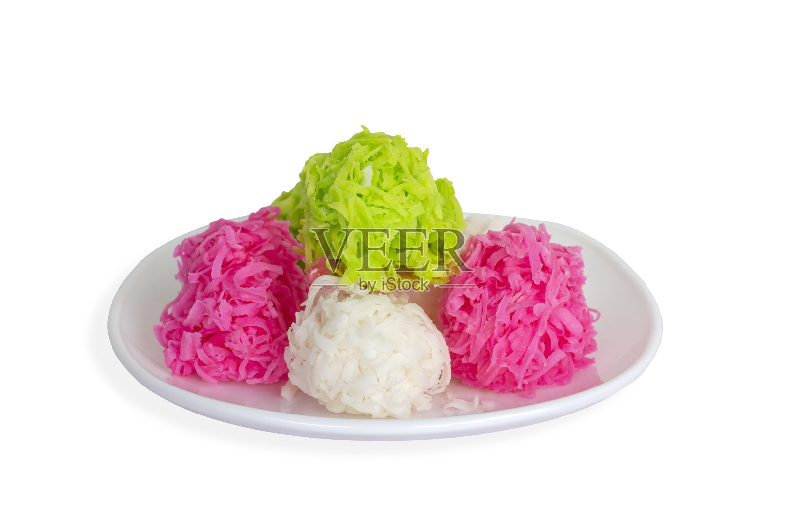 白盘内的椰子糖球或麻婆豆腐是传统的泰国甜点，以白色为背景，包括裁剪路径。照片摄影图片