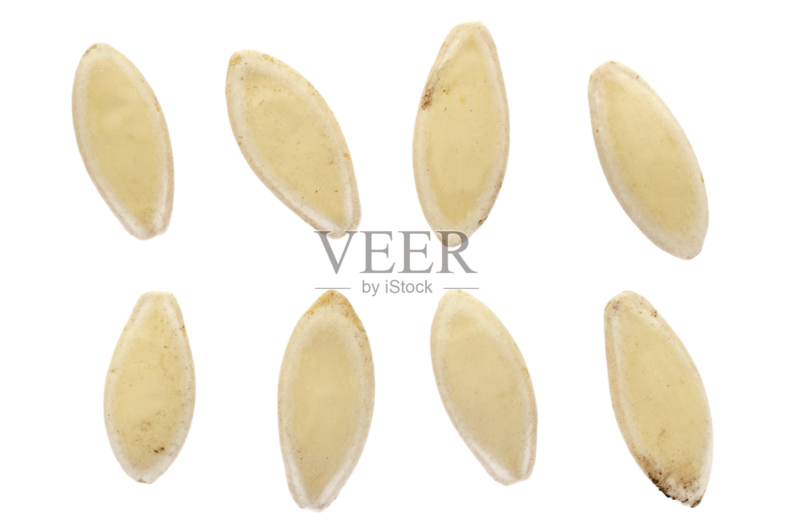 黄瓜种子孤立在白色背景，特写，俯视图。一组分离在白色背景的黄瓜种子，俯视图。晾干的黄瓜种子在花园里播种，近景，俯视图。照片摄影图片