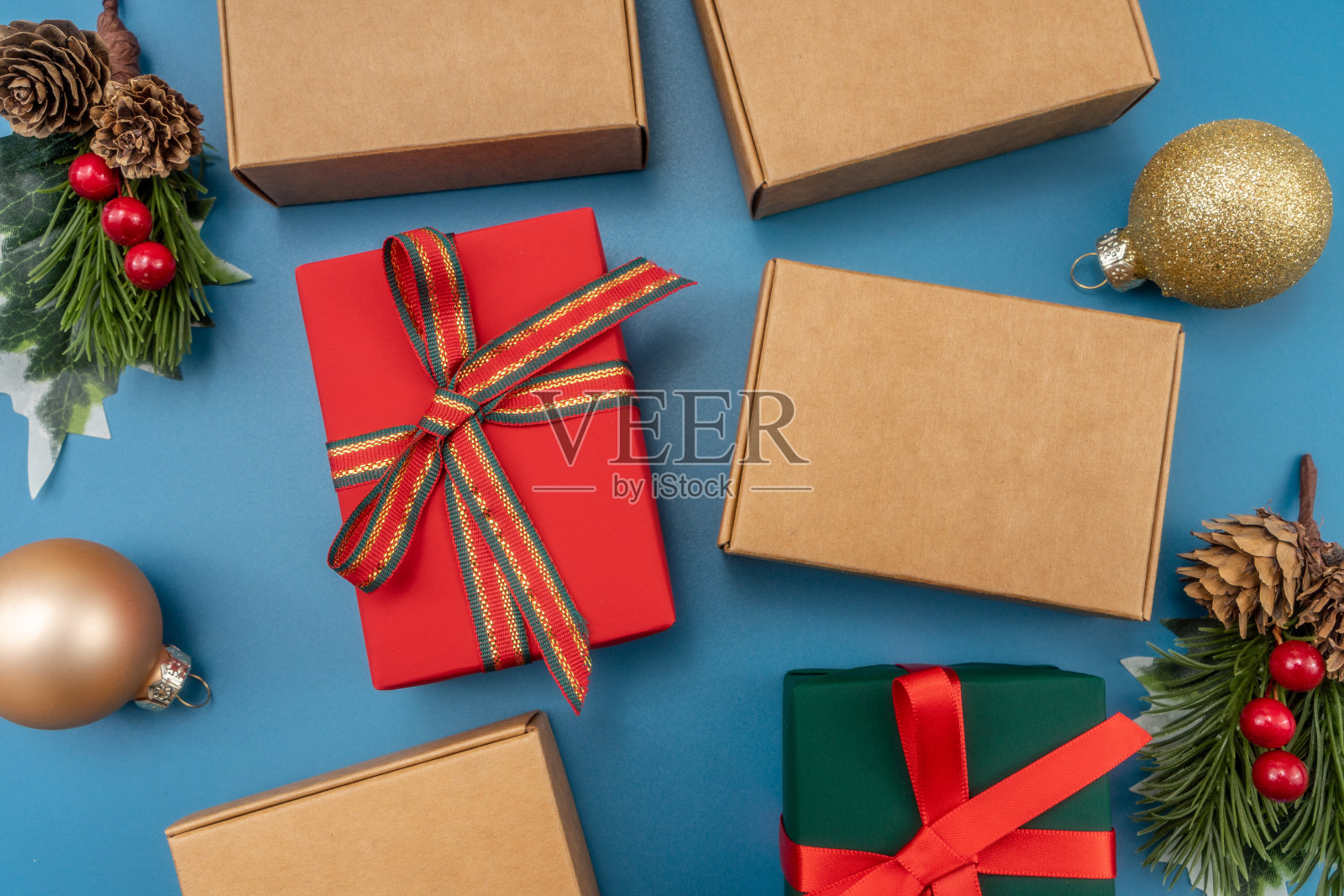 圣诞组成。蓝色背景的节日装饰。复制空间，平铺，俯视图。照片摄影图片