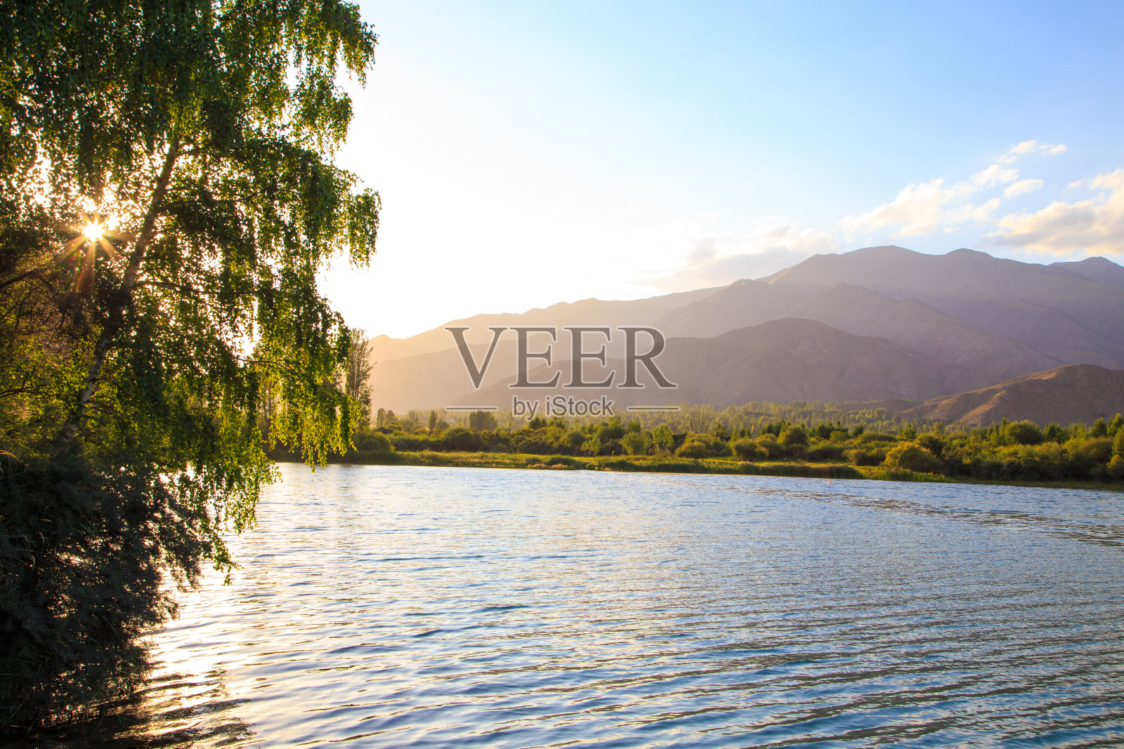 山上的湖。日落时分，绿意盎然的宁静海湾。休息的地方。吉尔吉斯斯坦，伊塞克-库尔湖照片摄影图片