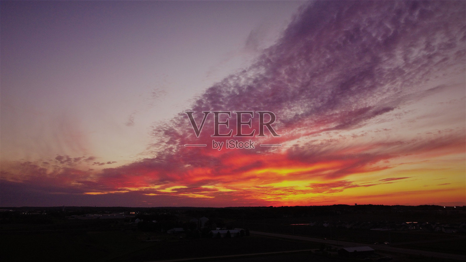 傍晚五颜六色的日落，背景是多云的天空照片摄影图片