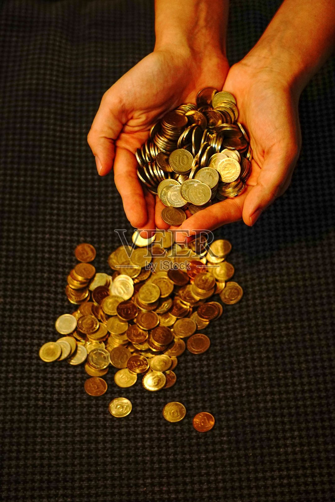 垂直俯视图的手拿土耳其里拉硬币从堆照片摄影图片