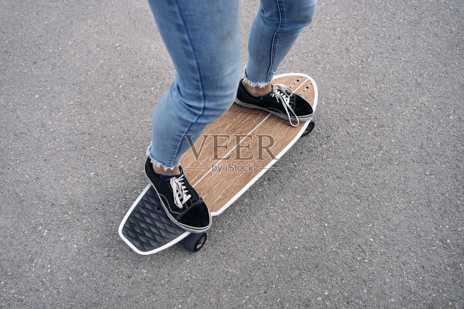 在街上骑长板照片摄影图片