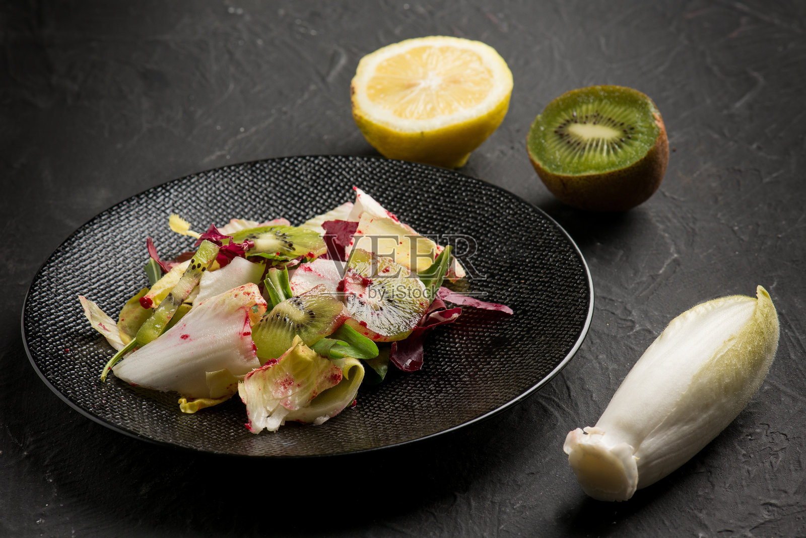 猕猴桃、生菜、甜菜、菊苣和柠檬汁混合沙拉照片摄影图片