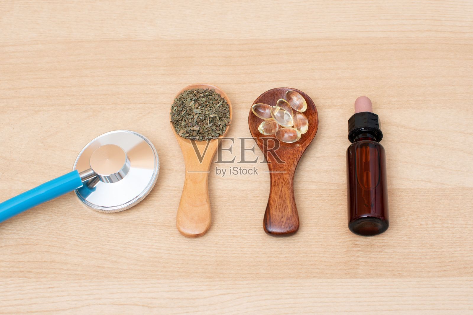 在木制背景上的汤匙草药特写镜头照片摄影图片