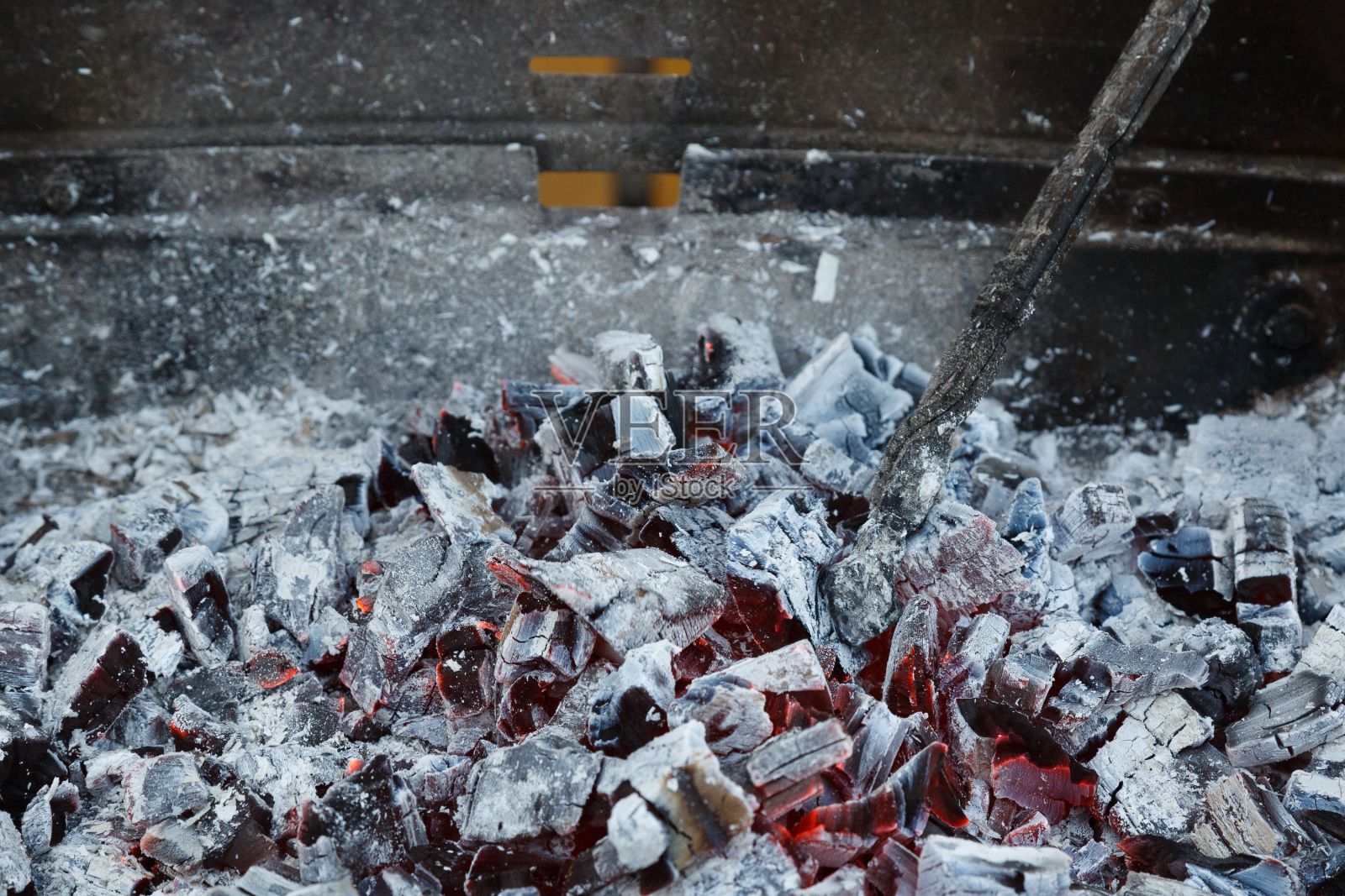 在烧烤炉中燃烧木炭的特写镜头照片摄影图片