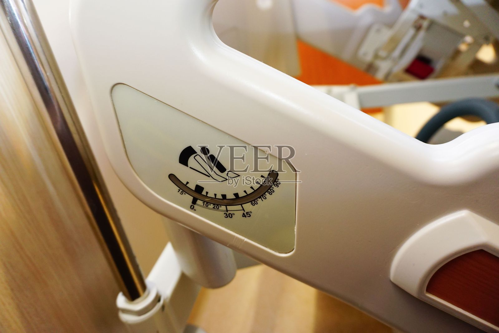 放置在医院房间内的可调节床的按钮特写照片摄影图片