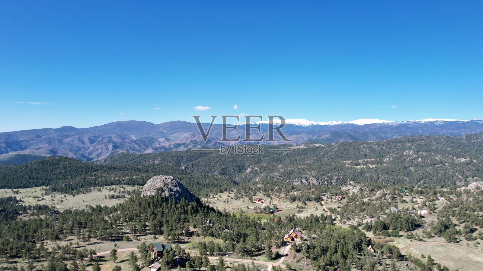 晴空万里的蓝天下，科罗拉多州的绿色树木和山脉的鸟瞰图照片摄影图片