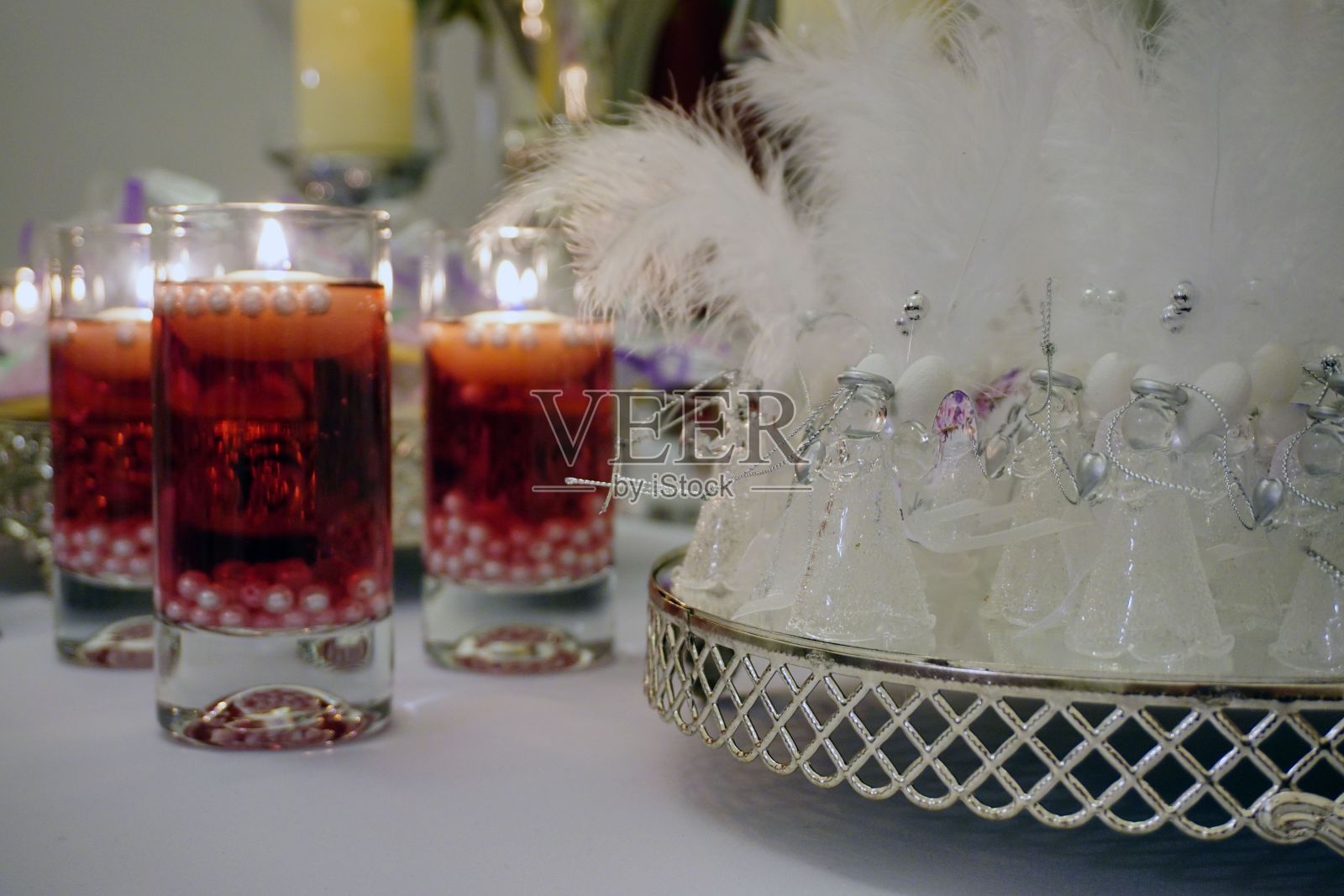 特写拍摄的订婚餐饮概念，装饰蜡烛蛋糕和巧克力照片摄影图片