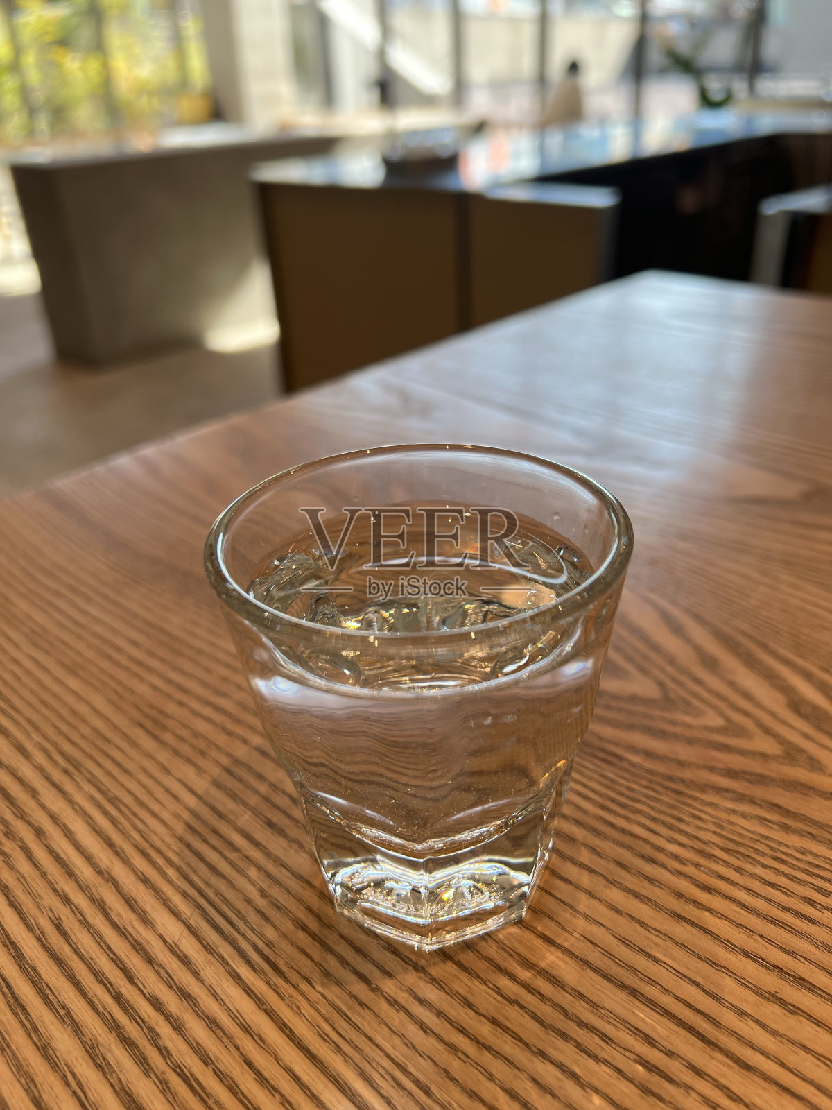 咖啡馆里的水照片摄影图片