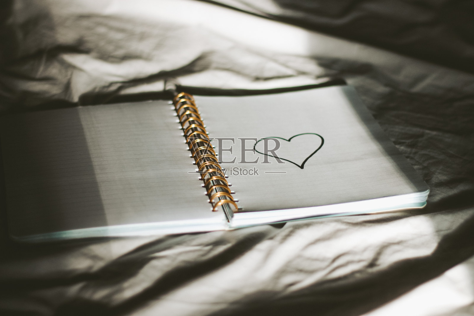 打开笔记与心形画照片摄影图片