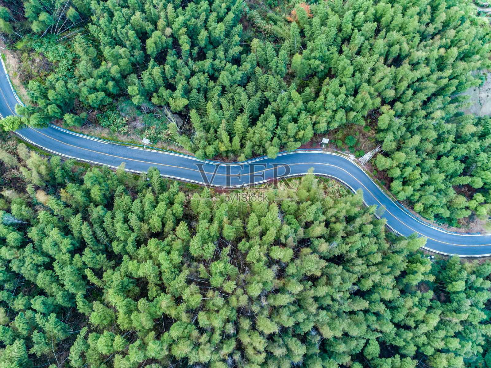 青山绿林蜿蜒山路远眺照片摄影图片