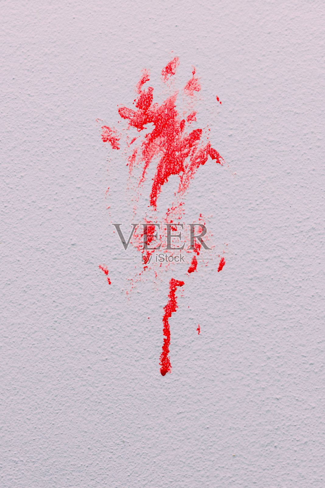 垂直拍摄的白色垃圾墙与红色油漆飞溅照片摄影图片