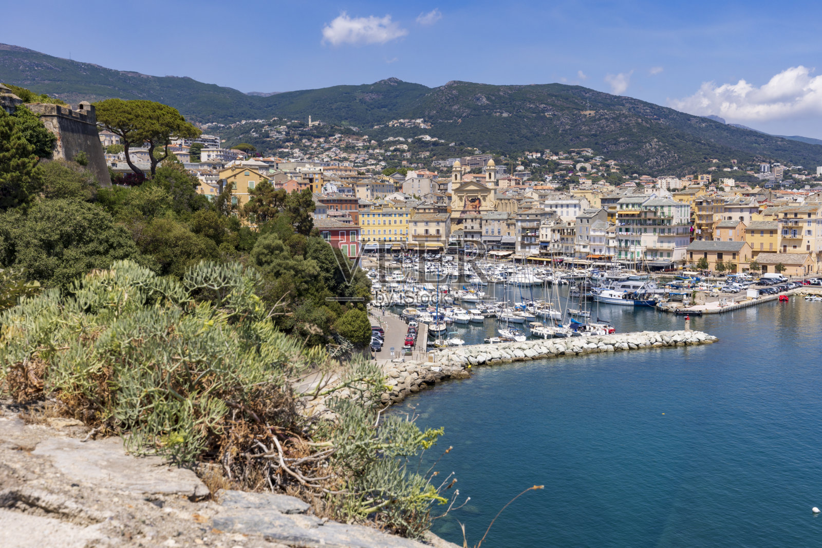 从城堡看巴斯夏的旧港口(Vieux port)照片摄影图片