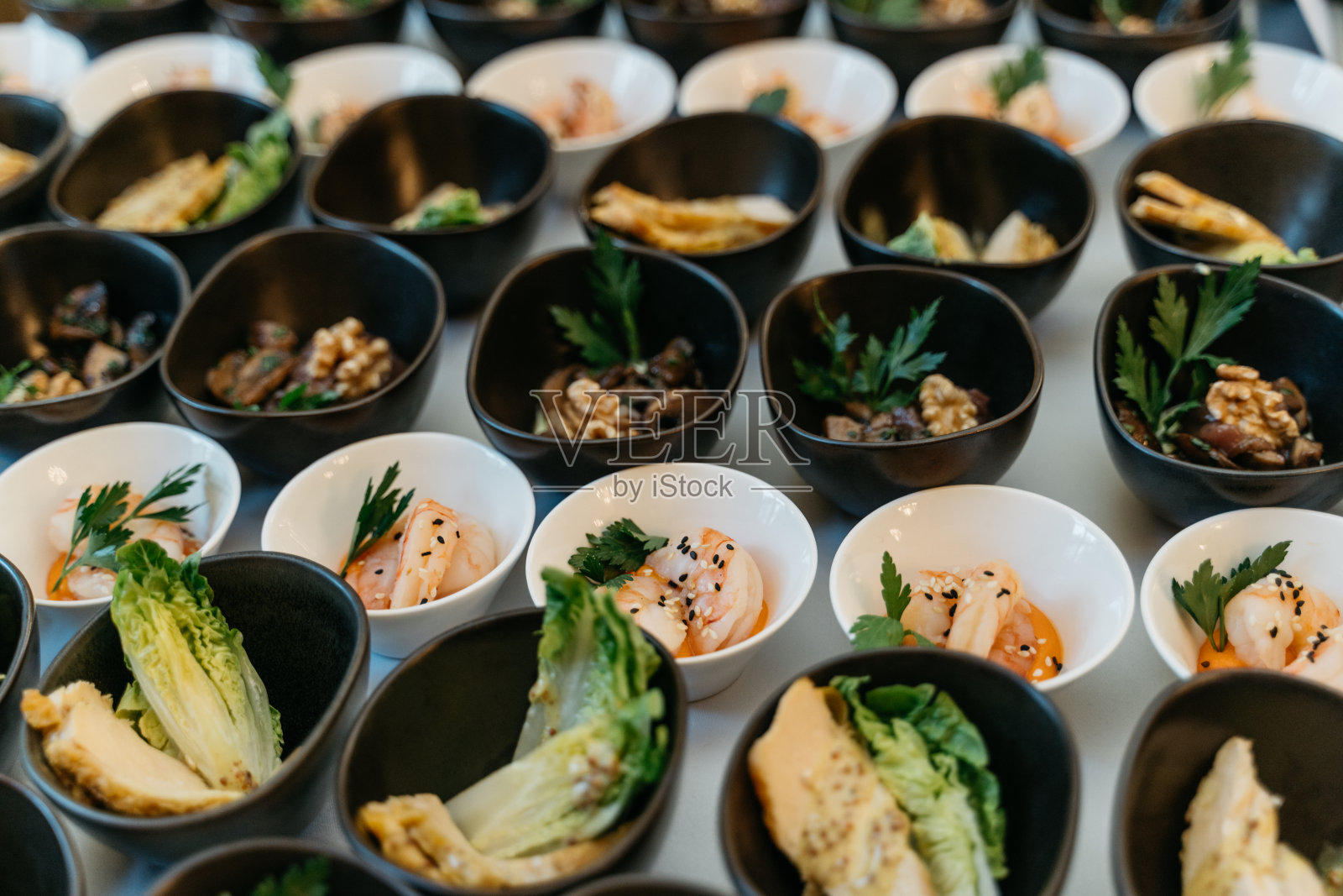 黑色和白色的碗开胃菜和鱼和虾的变化在自助餐照片摄影图片