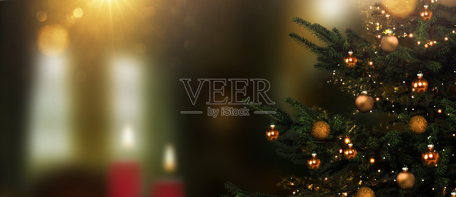 圣诞树在前景对模糊的客厅照片摄影图片