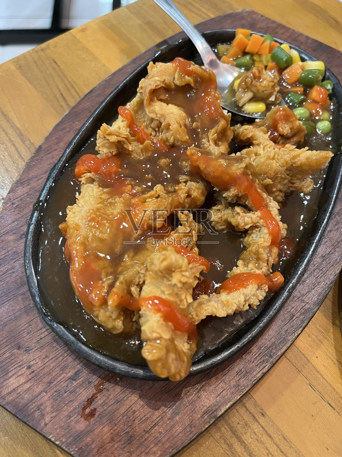 餐馆里热盘子上的鸡排照片摄影图片