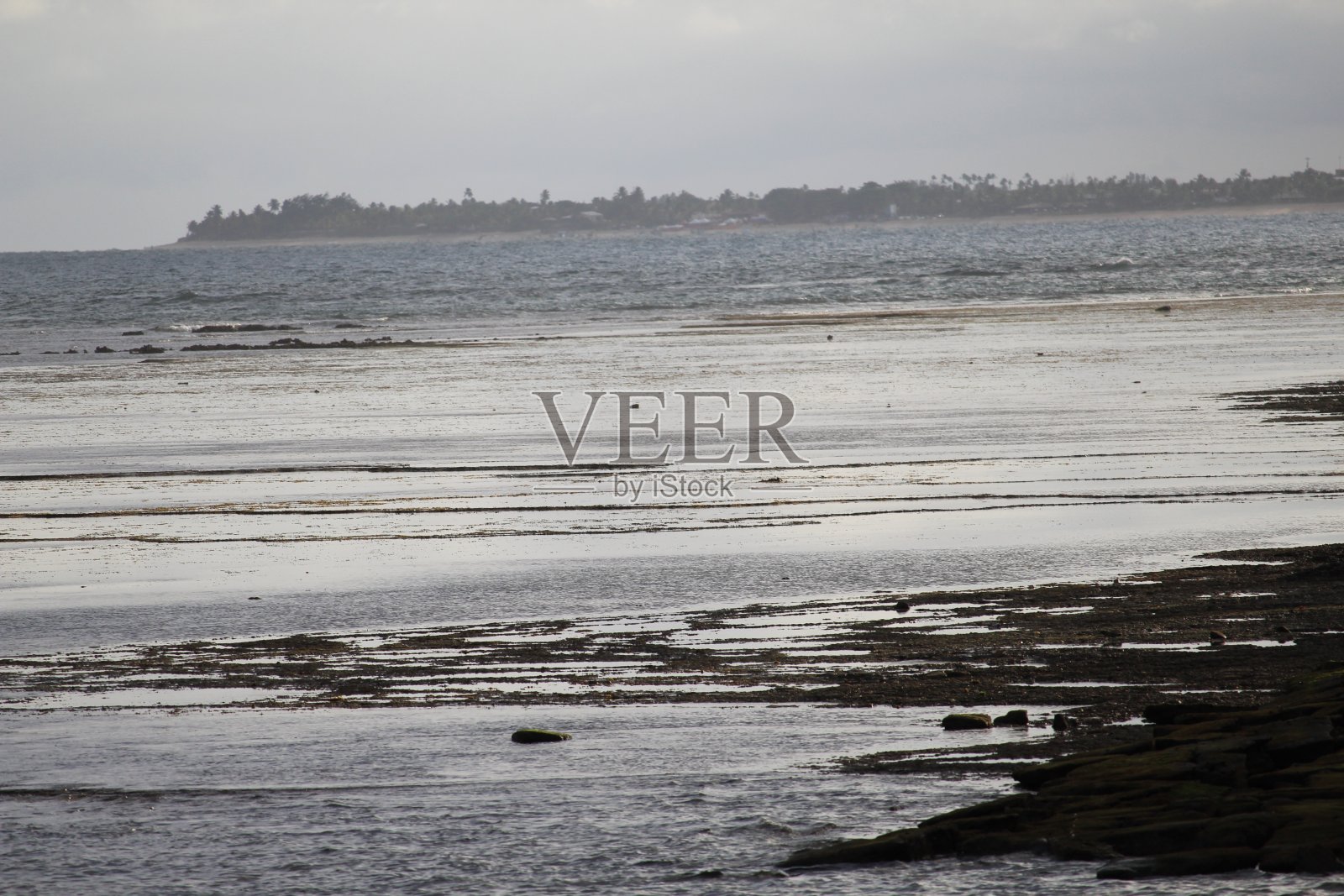 有岩石和低潮的海滩照片摄影图片