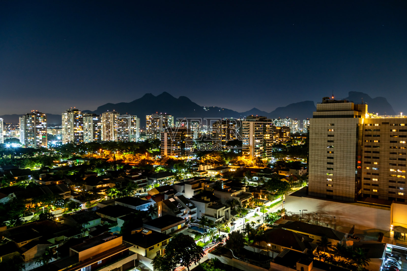 从鸟瞰的夜晚里约热内卢全景照片摄影图片