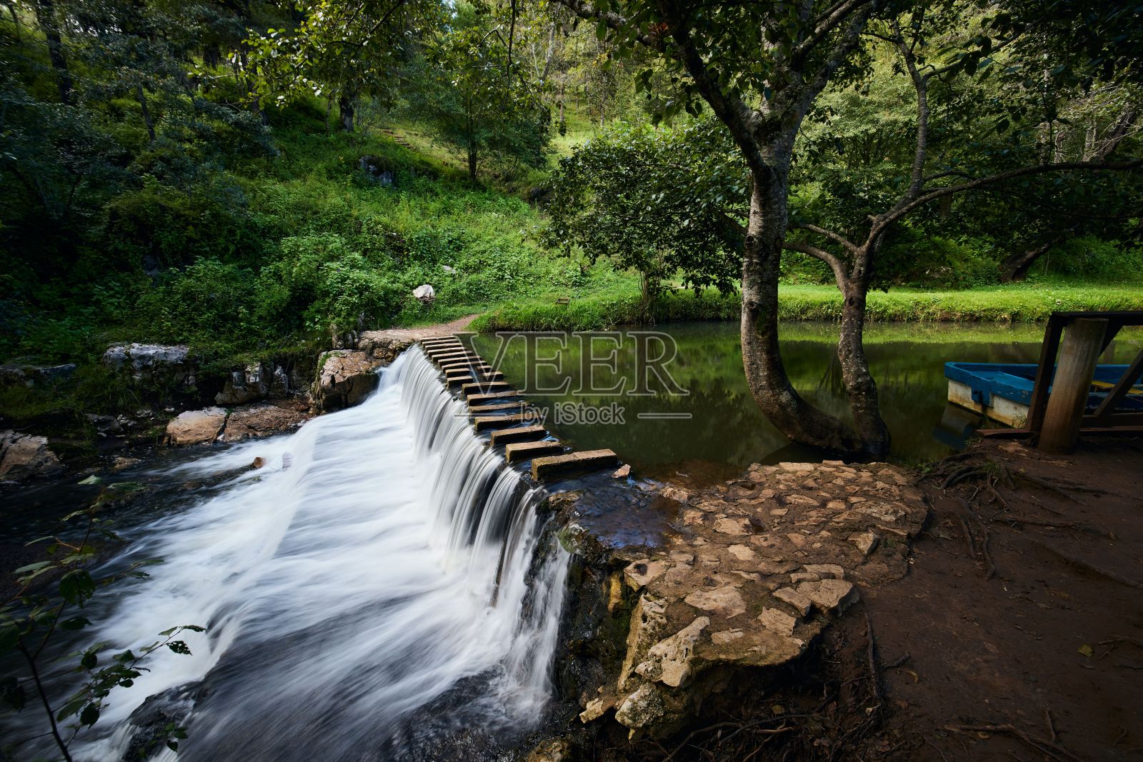 位于墨西哥恰帕斯市圣克里斯托巴尔的小水坝，水流向下游照片摄影图片