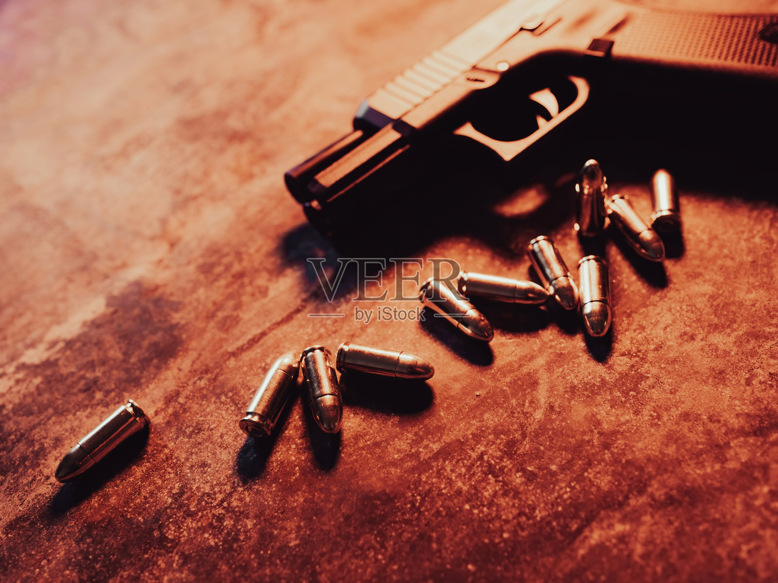 手枪与弹药在黑暗的背景。9毫米手枪。照片摄影图片