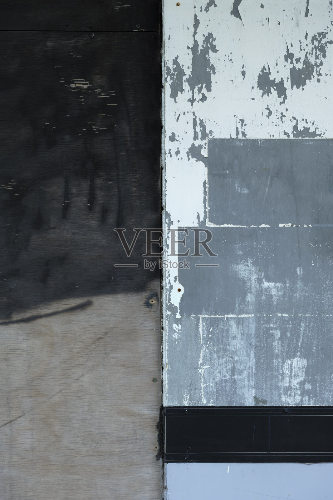 破旧的建筑外立面，窗户用木板封住照片摄影图片