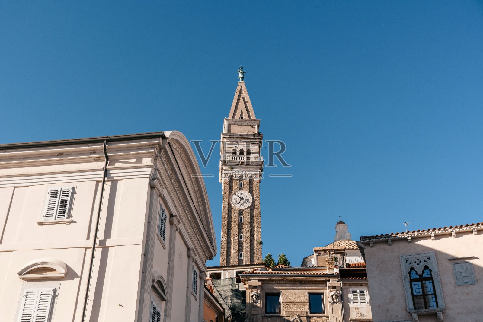 从皮兰的塔蒂尼广场上看到的建筑和教堂钟楼照片摄影图片