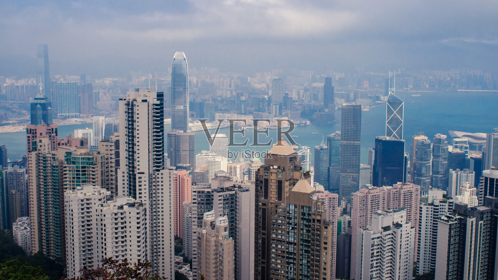 在香港多云的天空下，高角度拍摄了许多摩天大楼的城市景观照片摄影图片