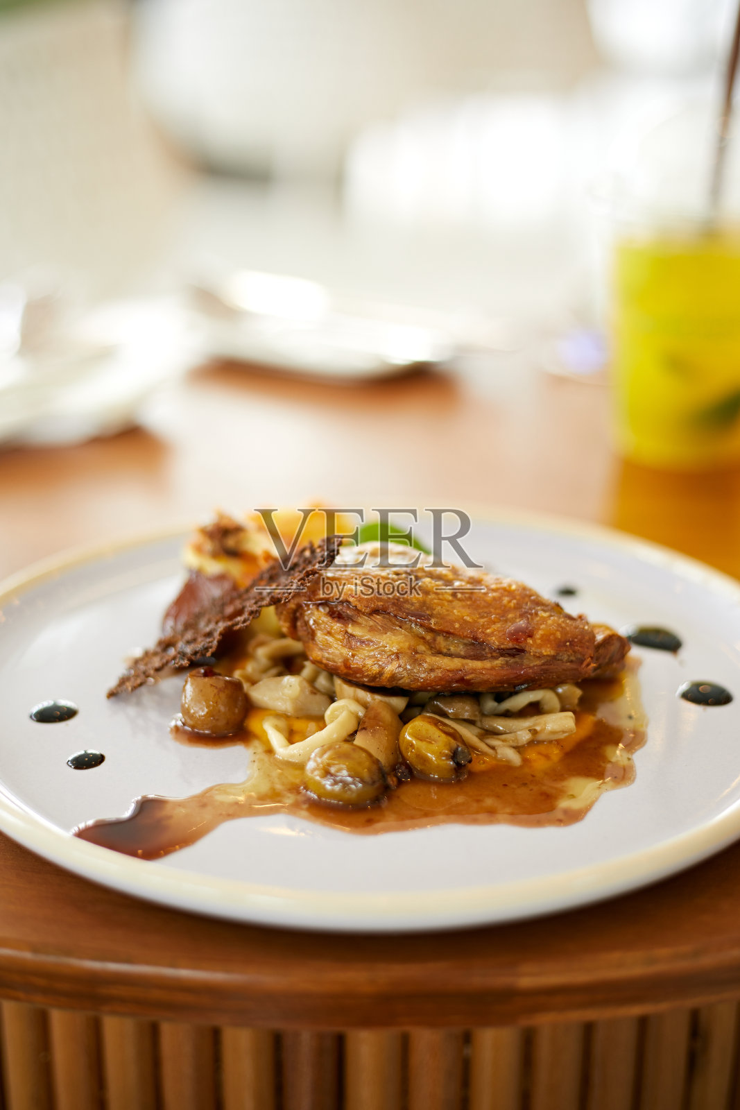 西梅酱烤鸭腿照片摄影图片