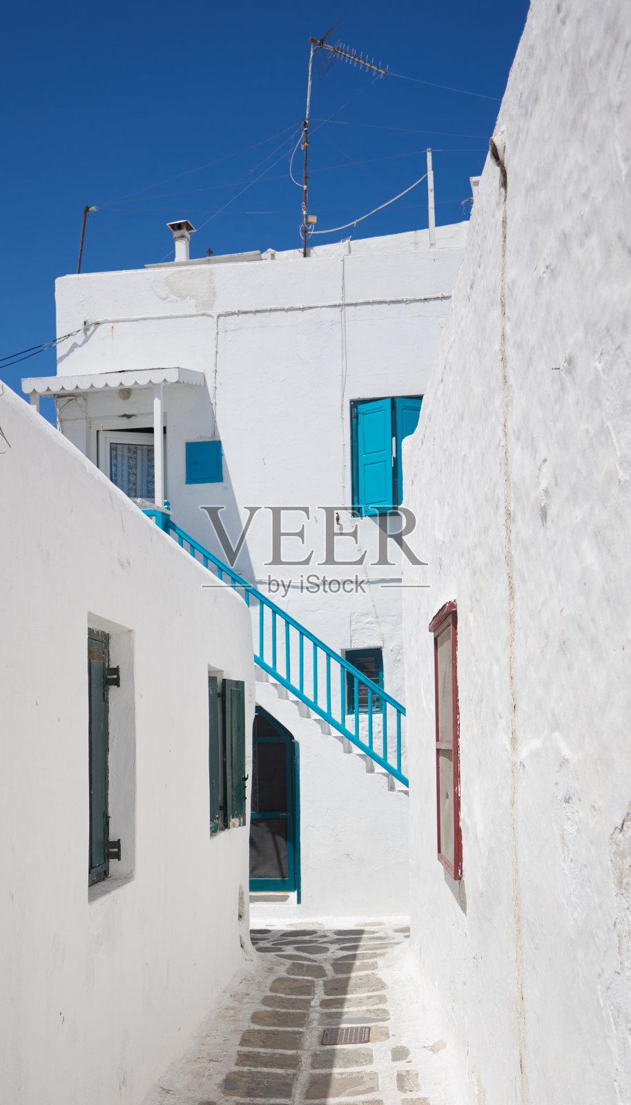 希腊米科诺斯的传统白色建筑的垂直镜头照片摄影图片