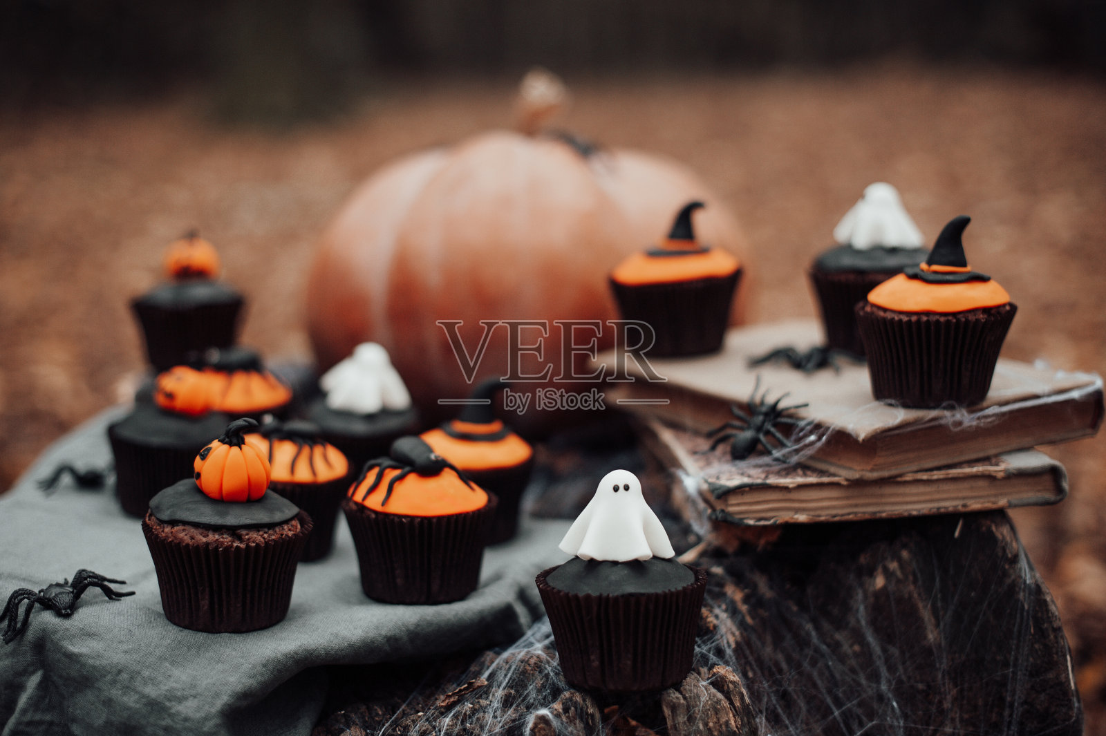 万圣节纸杯蛋糕和节日装饰在枫叶树在秋天的户外照片摄影图片