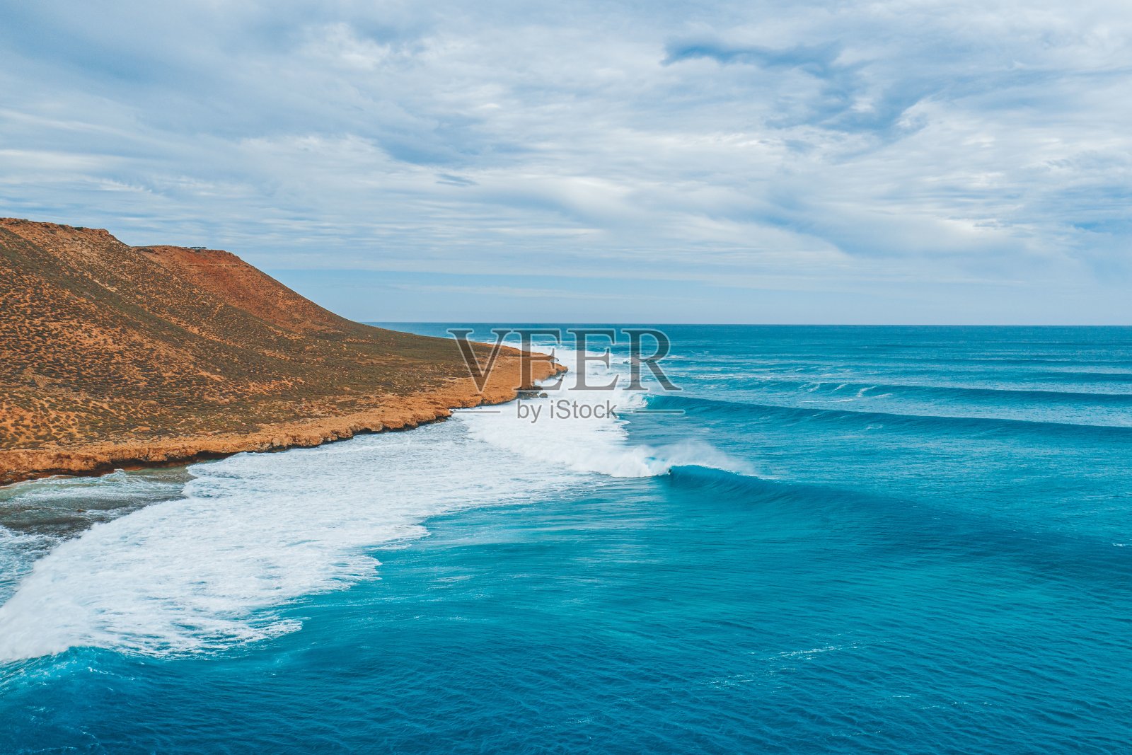 在一个晴朗的日子里，清澈的蓝色海洋令人着迷的镜头照片摄影图片