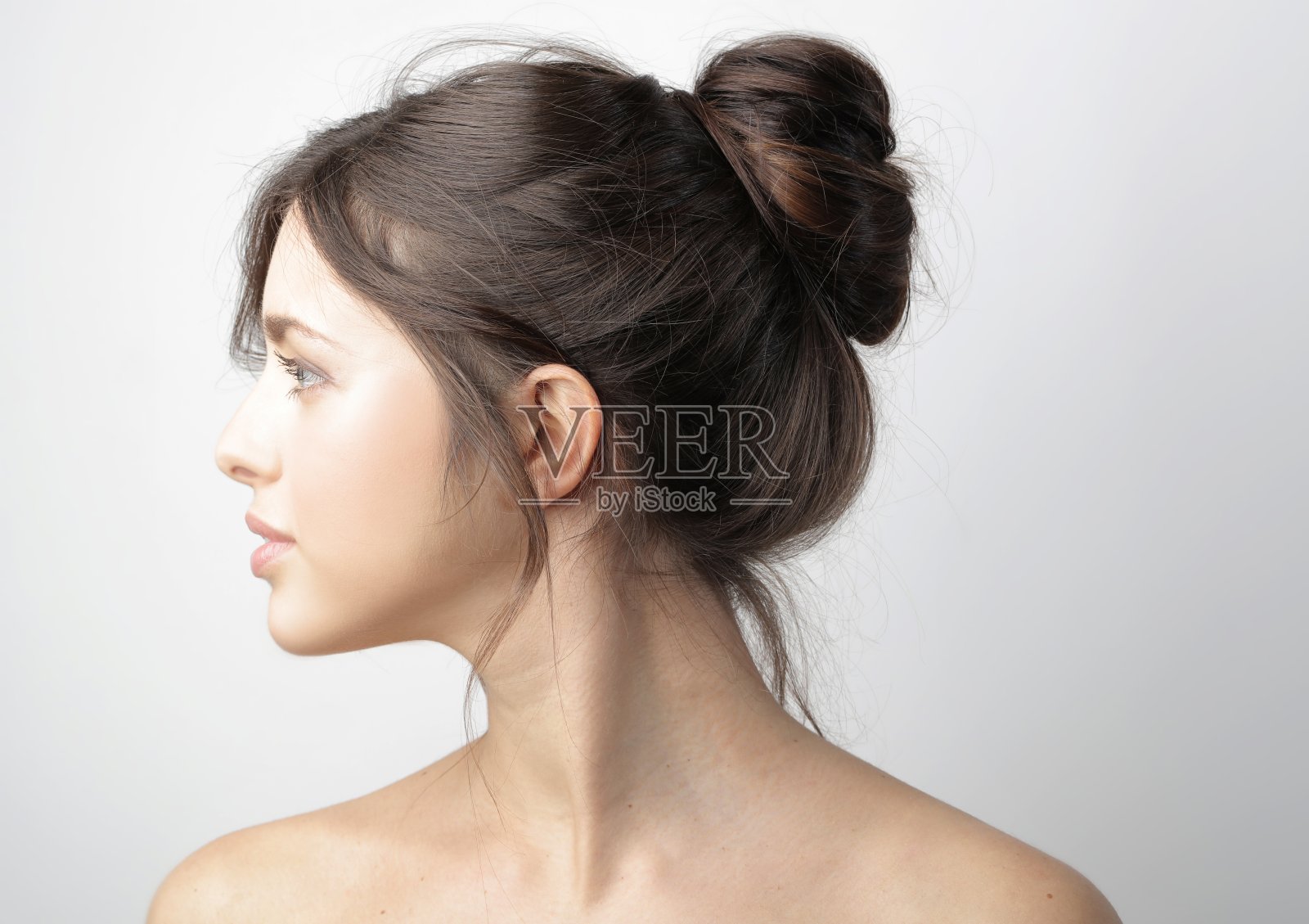 浅焦点一个美丽的匈牙利女孩孤立在灰色背景照片摄影图片