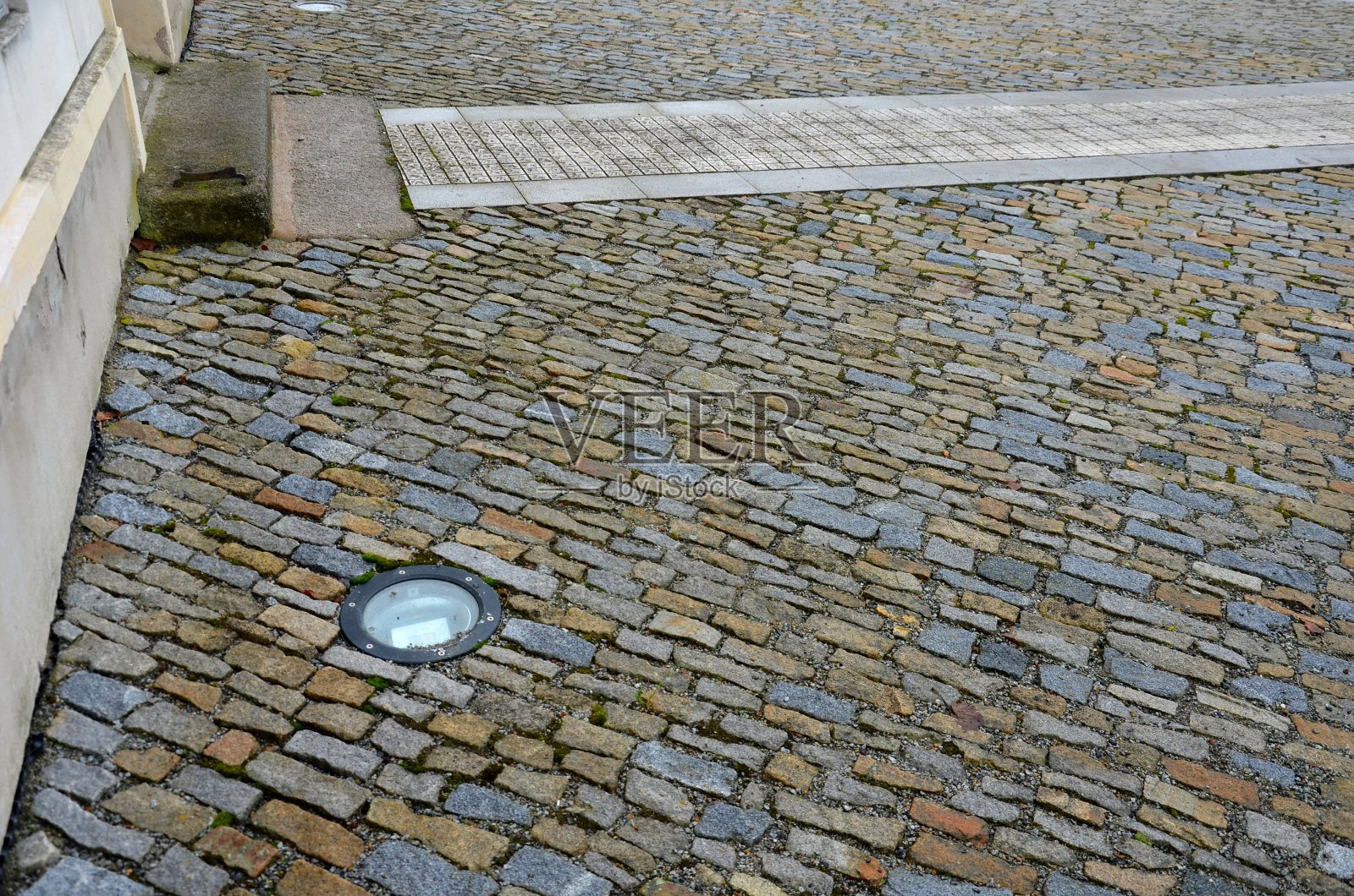 广场的混凝土外观花盆与花卉和针叶树从矮子完美补充了广场的印象与柱柱和背光。平安走过校园，秋高气爽照片摄影图片