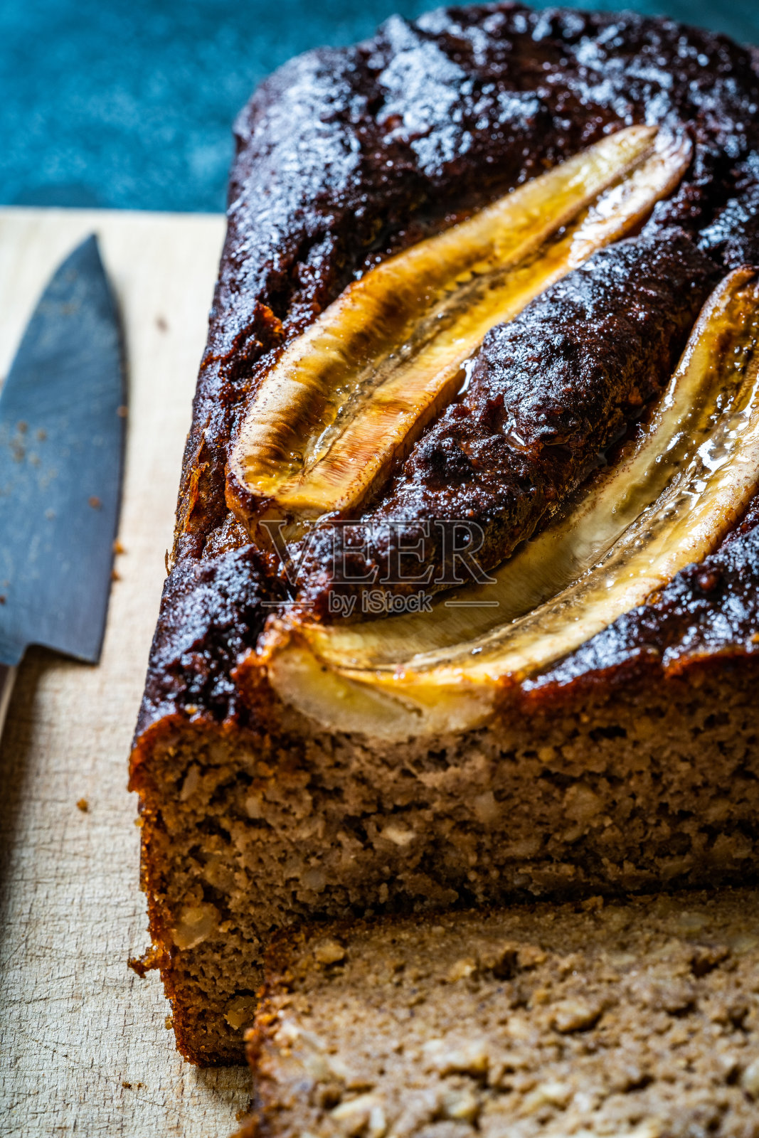 自制肉桂脆香蕉面包片用刀。照片摄影图片