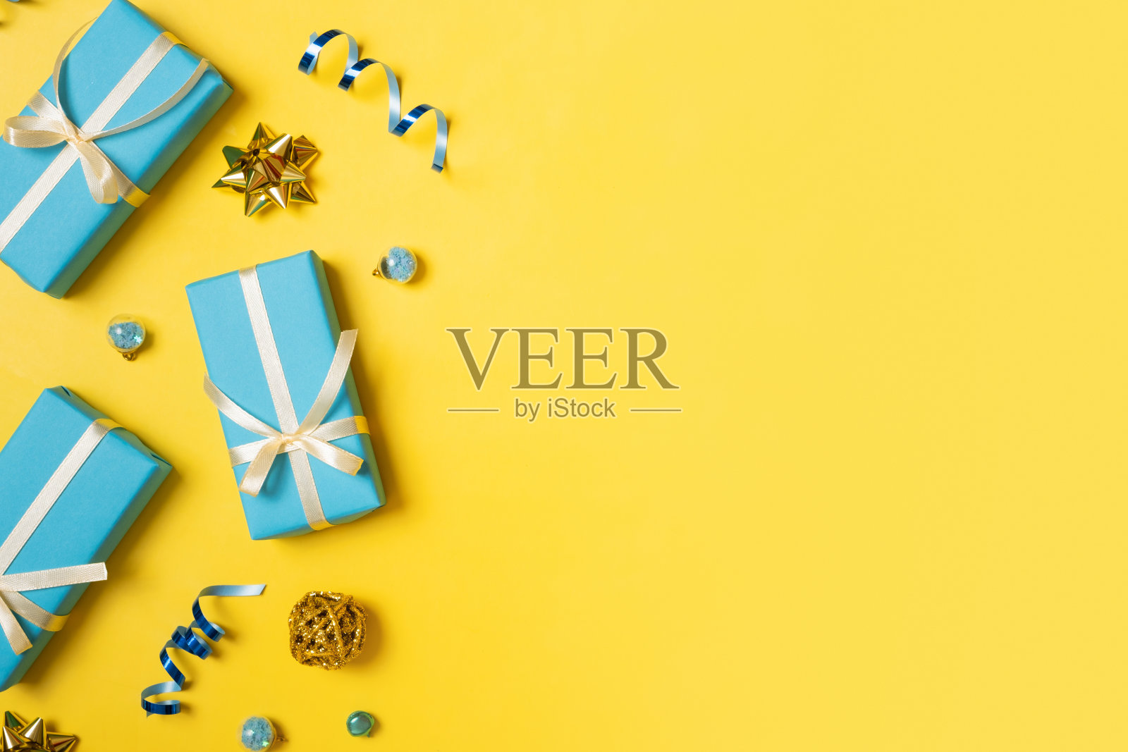 平铺圣诞礼物和装饰的彩色背景背景。本空间照片摄影图片