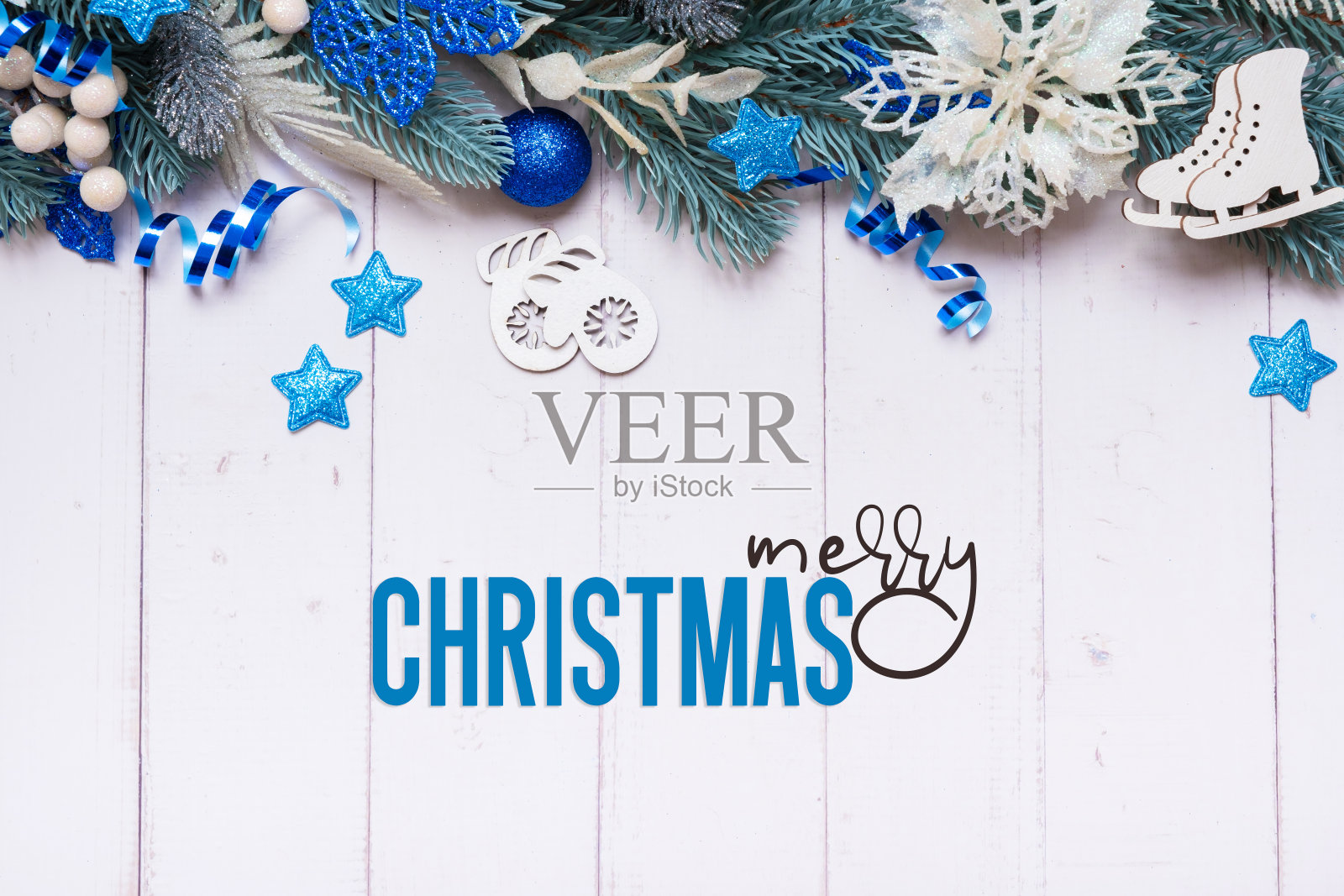 快乐的圣诞文字和节日装饰由松树，浆果顶视图。圣诞贺卡照片摄影图片