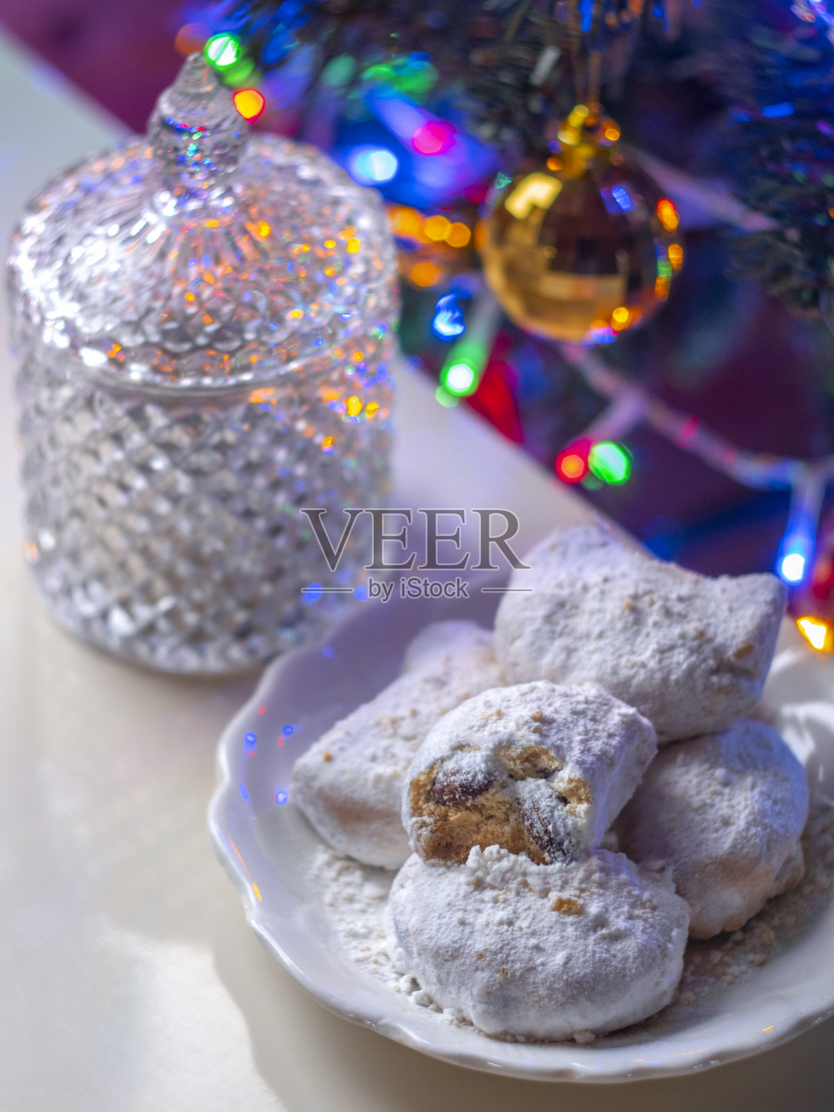 传统的希腊圣诞菜肴- Kourabiedes杏仁饼干和糖粉照片摄影图片