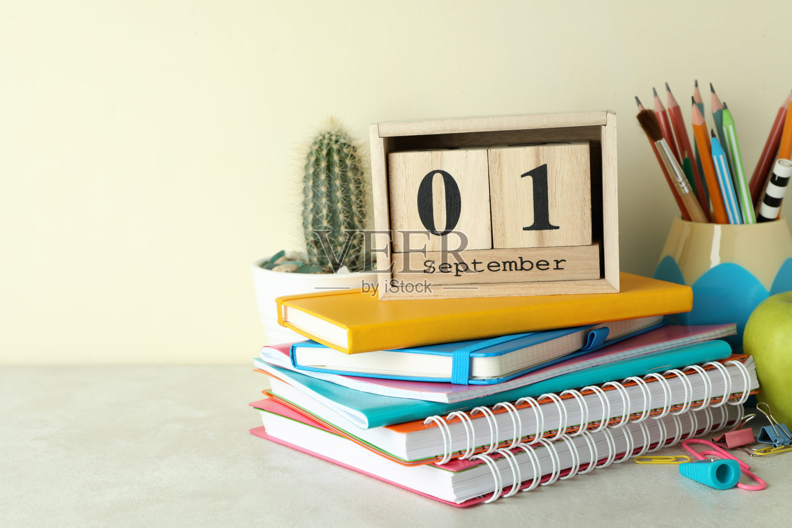 9月1日概念上的白色质感表照片摄影图片