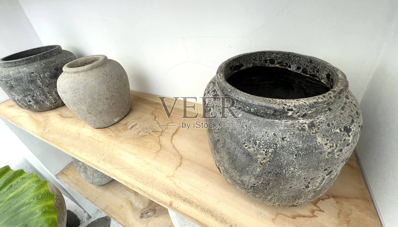 美丽的古色古香的陶器作为室内装饰的一部分，很好作为多媒体背景照片摄影图片